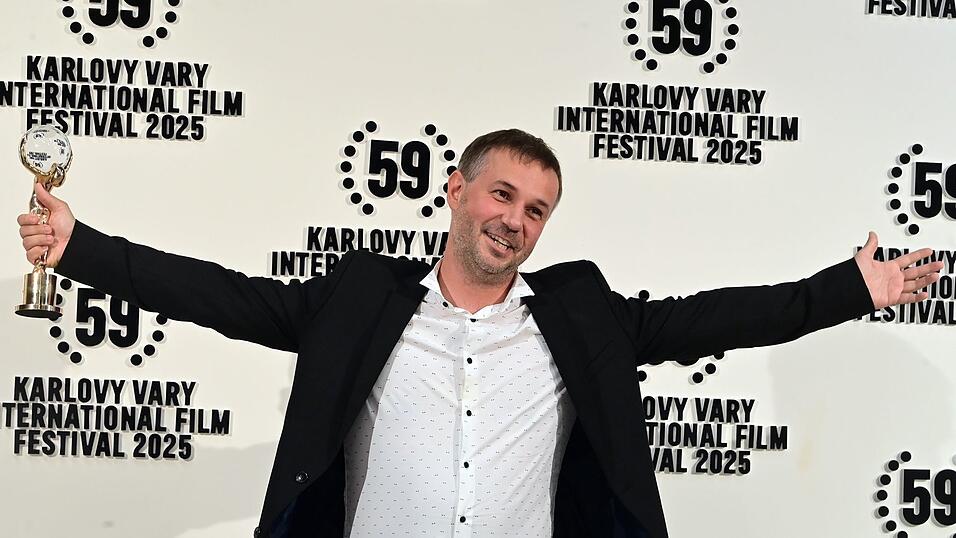 Der slowakische Regisseur Miro Remo posiert mit seiner Auszeichnung in der Hand. Miro gewann den Hauptpreis des 59. Karlsbader Filmfestivals. Der slowakische Regisseur Miro Remo posiert mit seiner Auszeichnung in der Hand. Miro gewann den Hauptpreis des 59. Karlsbader Filmfestivals.