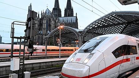 Die Z&uuml;ge der Deutschen Bahn werden am sp&auml;ten Dienstagabend&nbsp;an den Bahnh&ouml;fen zur&uuml;ckgehalten. (Symbolbild)