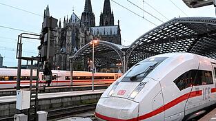 Die Züge der Deutschen Bahn werden aktuell an den Bahnhöfen zurückgehalten. (Symbolbild) Die Züge der Deutschen Bahn werden aktuell an den Bahnhöfen zurückgehalten. (Symbolbild)