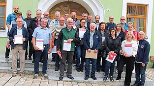 Mit 150 Blutspenden war Lothar Haas (erste Reihe, Dritter von links) der Spitzenreiter bei dieser Ehrung.