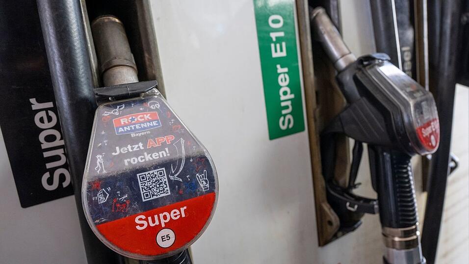 Es gibt mehr als doppelt so viele Benziner wie Diesel - trotzdem wird in Deutschland mehr Diesel verbraucht. (Archivbild) Es gibt mehr als doppelt so viele Benziner wie Diesel - trotzdem wird in Deutschland mehr Diesel verbraucht. (Archivbild)