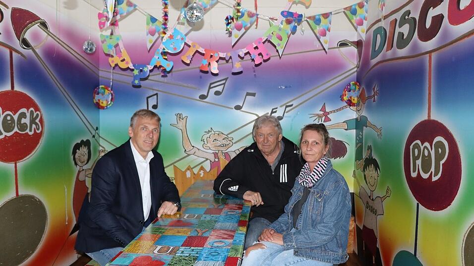 Motto-Partys sind kein Problem: Es gibt verschiedene Kabinen, dekoriert je nach Wunsch des Geburtstagskindes. Die Chamer Tobi-Welt startet unter neuer F&uuml;hrung in die neue Saison: Michael Ulrich mit seinem Vater Karl-Heinz (von links), sowie Ivo Haag (nicht mit auf dem Bild). Tanja Nemmer arbeitet seit vielen Jahren in der Tobi-Welt und leitet diese.