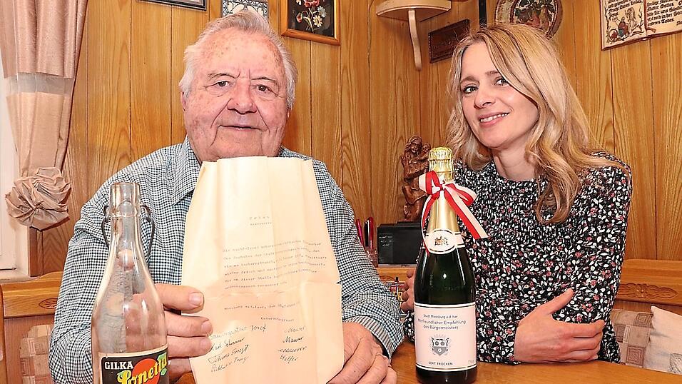 Der Absender: Nach 57 Jahren h&auml;lt Ernst Thuma erstmals wieder die von ihm unterzeichnete 'Urkunde' in H&auml;nden. Rathaus-Mitarbeiterin Nicole Pfanzelt zeigte ihm auch die Limoflasche, in der dieser Zettel aufbewahrt war.