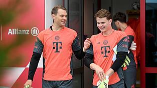 Torwartwechsel bei Bayern: Jonas Urbig (r) ersetzt in Gladbach Manuel Neuer (l) im Tor. Torwartwechsel bei Bayern: Jonas Urbig (r) ersetzt in Gladbach Manuel Neuer (l) im Tor.