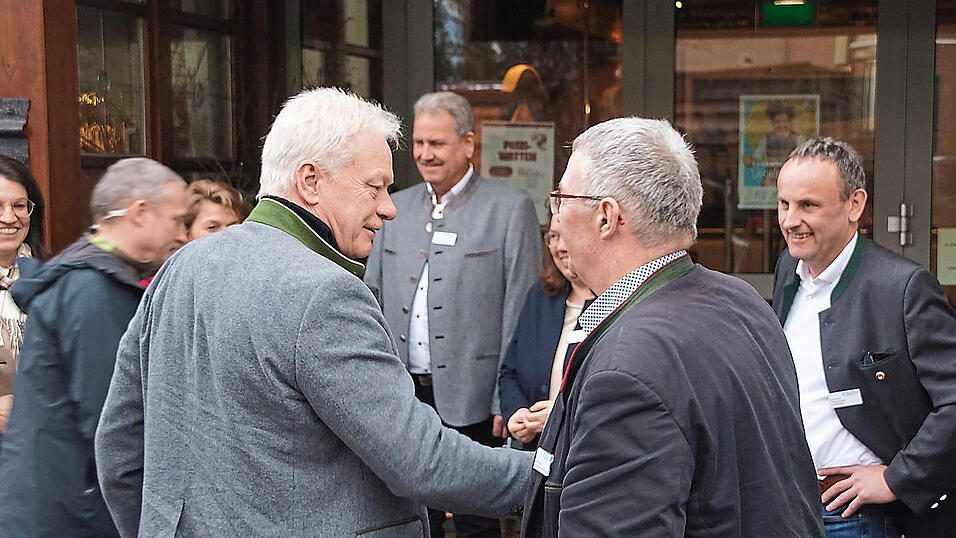 Minister Alois Rainer bei der Ankunft in W&ouml;rth, hier im Gespr&auml;ch mit CSU-Ortschef Christian Kaiser.