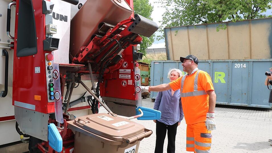 Der Fahrer des neuen Biomüll-Lasters, Benjamin Jobst, zeigte Bürgermeisterin Helene Sigloch, wie die Mülltonnen im Stadtgebiet künftig gereinigt werden. Der Fahrer des neuen Biomüll-Lasters, Benjamin Jobst, zeigte Bürgermeisterin Helene Sigloch, wie die Mülltonnen im Stadtgebiet künftig gereinigt werden.