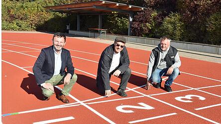 Bereit f&uuml;r den Start: B&uuml;rgermeister Markus Hofmann, Stadtbauamtsleiter Christian Kopf und Marco Drexler vom Sportanlagenservice aus Arrach (v.l.) freuen sich &uuml;ber die sanierten Laufbahnen am Schulsportplatz.