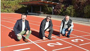 Bereit f&uuml;r den Start: B&uuml;rgermeister Markus Hofmann, Stadtbauamtsleiter Christian Kopf und Marco Drexler vom Sportanlagenservice aus Arrach (v.l.) freuen sich &uuml;ber die sanierten Laufbahnen am Schulsportplatz.