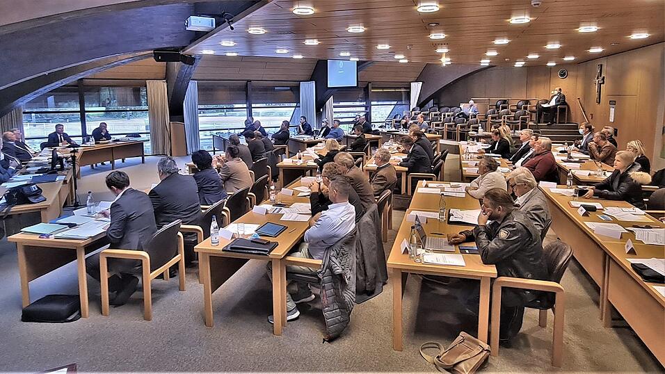 Der Kreistag, der erstmals seit Beginn der Corona-Pandemie wieder im regulären Sitzungssaal im Landratsamt tagte (zuletzt war man in die Stadthalle ausgewichen), beschloss den Neubau einer Dreifeldhalle im Deggendorfer Stadtgebiet. Der Kreistag, der erstmals seit Beginn der Corona-Pandemie wieder im regulären Sitzungssaal im Landratsamt tagte (zuletzt war man in die Stadthalle ausgewichen), beschloss den Neubau einer Dreifeldhalle im Deggendorfer Stadtgebiet.