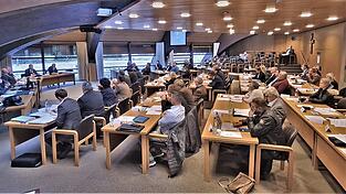 Der Kreistag, der erstmals seit Beginn der Corona-Pandemie wieder im regul&auml;ren Sitzungssaal im Landratsamt tagte (zuletzt war man in die Stadthalle ausgewichen), beschloss den Neubau einer Dreifeldhalle im Deggendorfer Stadtgebiet.