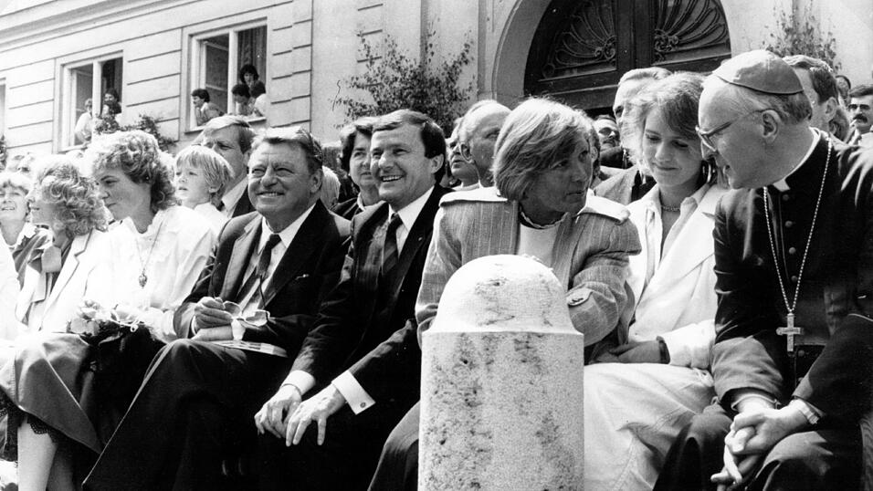 1985: Franz Josef Strauß (2. v. li.), bayerischer Ministerpräsident, seine Tochter Monika Hohlmeier (li.), Josef Deimer (3. v. li.) und Friedrich Kardinal Wetter (re.), Erzbischof von München und Freising. 1985: Franz Josef Strauß (2. v. li.), bayerischer Ministerpräsident, seine Tochter Monika Hohlmeier (li.), Josef Deimer (3. v. li.) und Friedrich Kardinal Wetter (re.), Erzbischof von München und Freising.