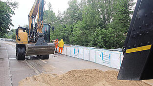 Die mit Sand gefüllten Big Bags haben den Schanzlweg auch heuer wieder geschützt. Wenn alles gutgeht, beginnen im kommenden Jahr die Arbeiten für einen regulären Hochwasserschutz.