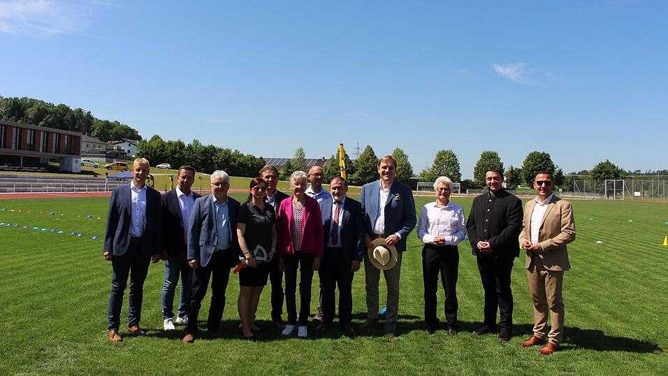 Bernd Hilgers (Erd- und Sportplatzbau, v. l.), Realschul-Rektor Andreas Scheungrab, Eberhard Pex (Leader-Koordinator), Natalie Gerstl (Vorsitzende LAC), Landtagsabgeordneter Werner Schießl, stellvertretende Landrätin Edeltraud Plattner, Altbürgermeister Alfons Sittinger, ehemaliger MdB Max Straubinger, Bezirkstagsvizepräsident Thomas Pröckl, Pfarrer Robert Schön, Pfarrer Michael Osterholzer und Bürgermeister Christoph Brunner Bernd Hilgers (Erd- und Sportplatzbau, v. l.), Realschul-Rektor Andreas Scheungrab, Eberhard Pex (Leader-Koordinator), Natalie Gerstl (Vorsitzende LAC), Landtagsabgeordneter Werner Schießl, stellvertretende Landrätin Edeltraud Plattner, Altbürgermeister Alfons Sittinger, ehemaliger MdB Max Straubinger, Bezirkstagsvizepräsident Thomas Pröckl, Pfarrer Robert Schön, Pfarrer Michael Osterholzer und Bürgermeister Christoph Brunner
