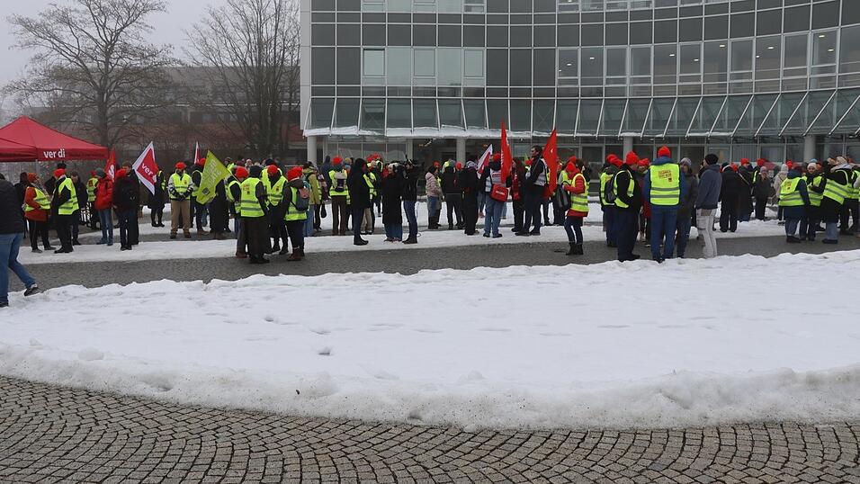 Vor dem Haupteingang des Uniklinikums in Regensburg fand der Auftakt des Warnstreiks statt.