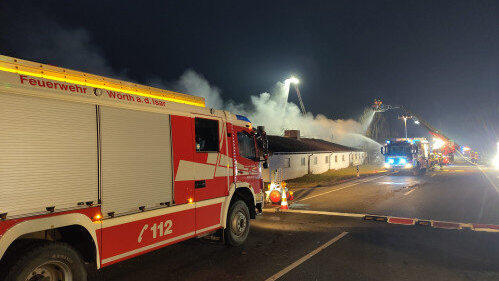 Zahlreiche Feuerwehrkr&auml;fte aus der Region bek&auml;mpften am Dienstagmorgen einen Scheunenbrand in der Deggendorfer Stra&szlig;e.&nbsp;&nbsp; &nbsp;