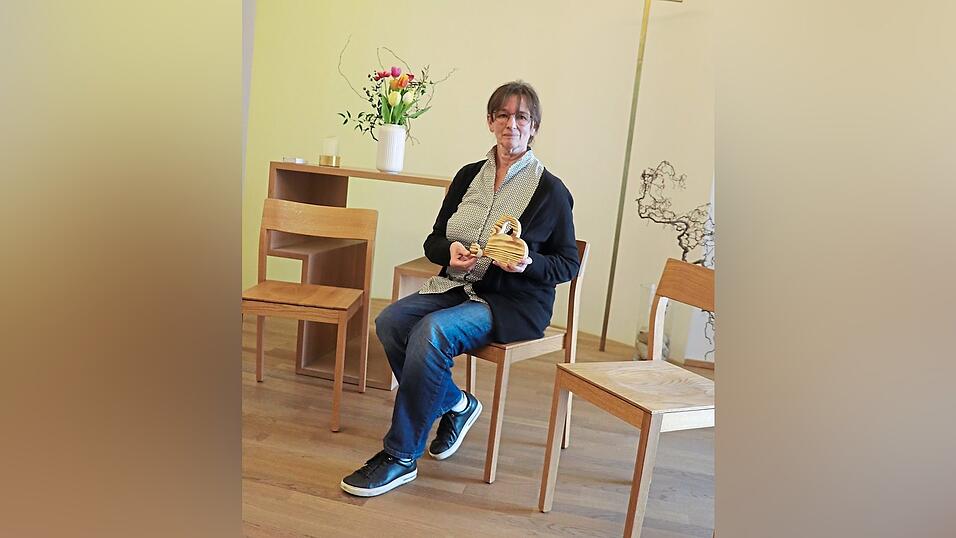 Sabine Sudler im Raum der Stille. Ein kleines Holzherz wird den Verstorbenen mit in den Sarg gelegt. Das gro&szlig;e Herz beh&auml;lt die Familie.