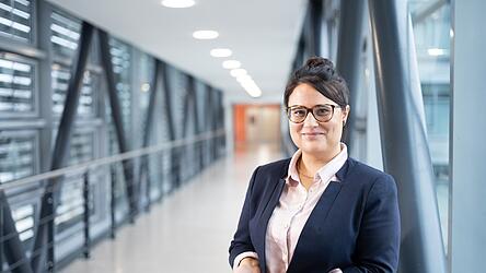 Amelie Becher, 36, ist empathisich und zugewandt, als Vorständin des Donauisar Klinikums aber auch entscheidungsfreudig. Amelie Becher, 36, ist empathisich und zugewandt, als Vorständin des Donauisar Klinikums aber auch entscheidungsfreudig.