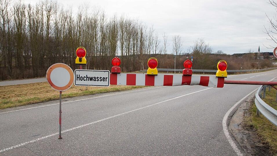 Durch den anhaltenden Regen und die Schneeschmelze war die Vils am Freitagmittag an einigen Stellen bei Vilsbiburg und Gerzen &uuml;ber die Ufer getreten. Einige Strassen waren somit nicht mehr passierbar und mussten gesperrt werden.