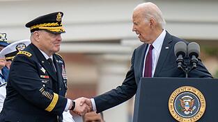 Joe Biden (r) mit General Mark Milley.
