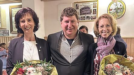 Zweite B&uuml;rgermeisterin Anna Maier, B&uuml;rgermeister Manuel Schott und dritte B&uuml;rgermeisterin Bernadette Riebesecker bei der B&uuml;rgerversammlung.