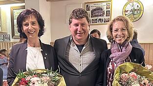 Zweite B&uuml;rgermeisterin Anna Maier, B&uuml;rgermeister Manuel Schott und dritte B&uuml;rgermeisterin Bernadette Riebesecker bei der B&uuml;rgerversammlung.