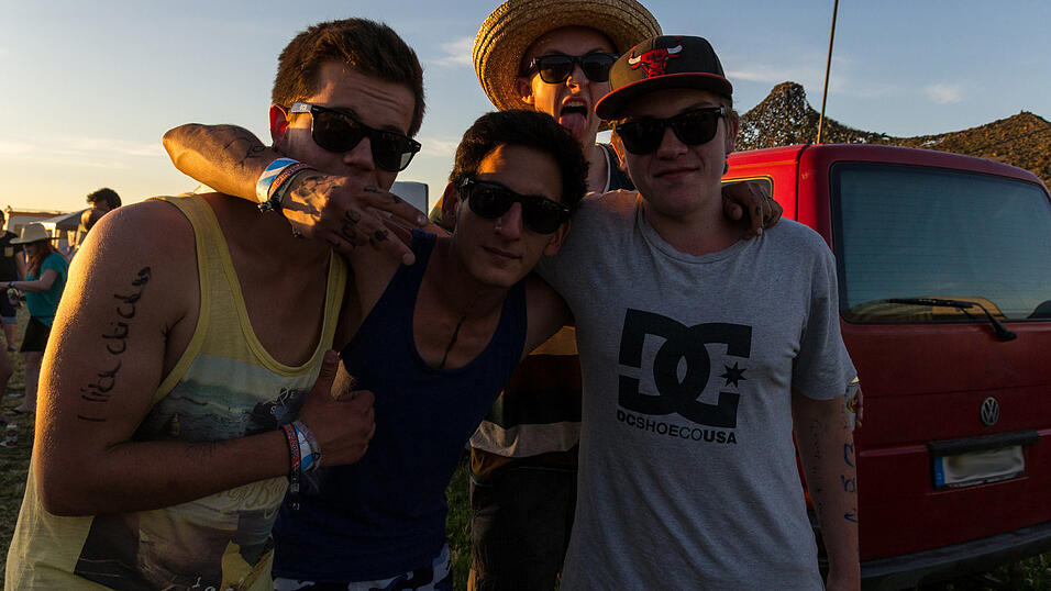 Ein Streifzug durch das Campinggelände: Trotz heißer Temperaturen sind die Festivalbesucher bestens gelaunt. (Foto: Susanne Raith) Ein Streifzug durch das Campinggelände: Trotz heißer Temperaturen sind die Festivalbesucher bestens gelaunt. (Foto: Susanne Raith)