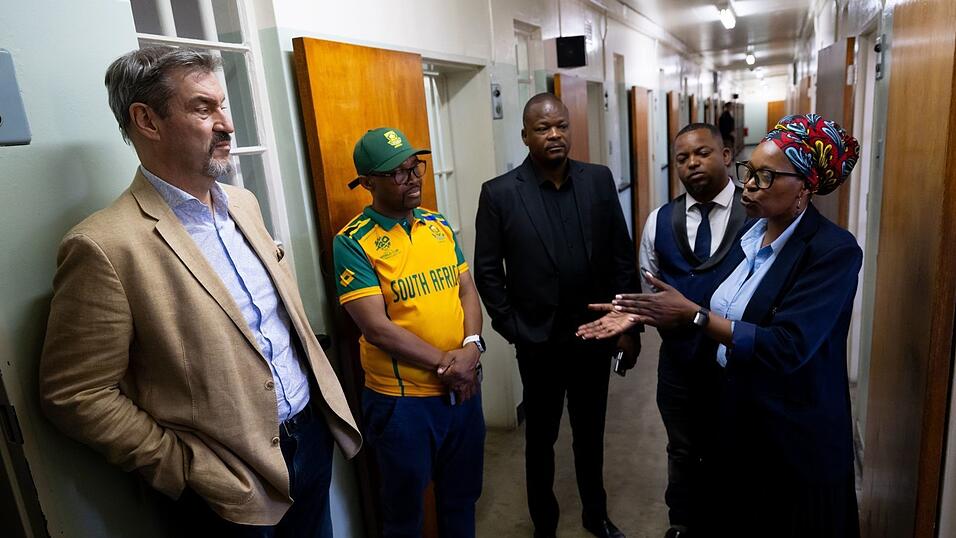 Markus Söder in den einstigen Zellen auf Robben Island.