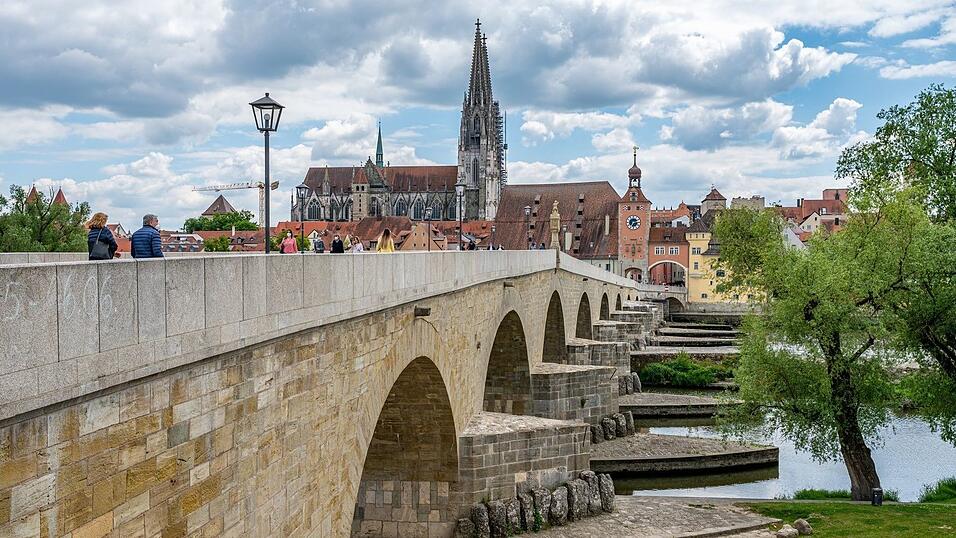 Die Steinerne Br&uuml;cke in Regensburg kommt auch im Film &laquo;Ein fast perfekter Antrag&raquo; vor. (Archivbild)