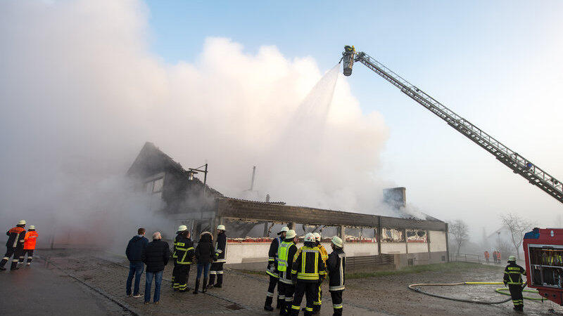 Die Kultdisko Penker in Ascha ist am frühen Mittwochmorgen in Flammen aufgegangen. Die Kultdisko Penker in Ascha ist am frühen Mittwochmorgen in Flammen aufgegangen.
