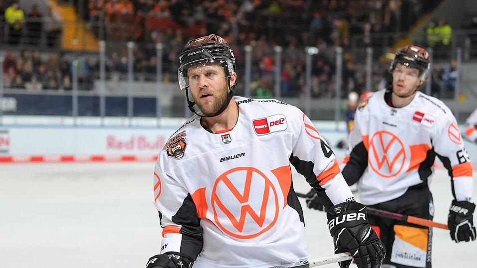 NEUZUGANG: Mit dem geb&uuml;rtigen Kanadier Garrett Festerling kommt pure Erfahrung in die G&auml;ubodenstadt. Der 36-j&auml;hrige Angreifer war zuletzt bei den Grizzlys Wolfsburg aktiv. Von 2019-2022 kam Festerling dort in 152 Partien auf 80 Scorerpunkte. Der Rechtssch&uuml;tze wird mit der R&uuml;ckennummer 10 auflaufen und soll TJ Mulock ersetzen, der seine Karriere beendet hat.