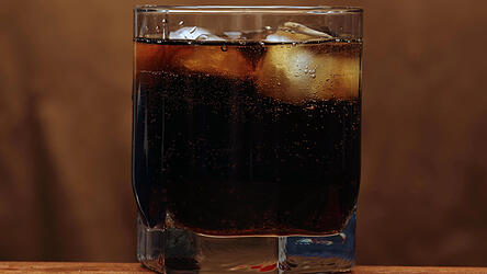 „Am liebsten trinke ich Whisky mit Cola“, sagte der 23-Jährige vor Gericht. Angesichts von 2,3 Promille bei einem Fahrradsturz dürften es einige Gläser gewesen sein, die der Angeklagte an dem Tag zu sich genommen hat. „Am liebsten trinke ich Whisky mit Cola“, sagte der 23-Jährige vor Gericht. Angesichts von 2,3 Promille bei einem Fahrradsturz dürften es einige Gläser gewesen sein, die der Angeklagte an dem Tag zu sich genommen hat.