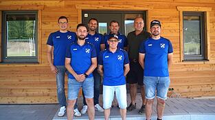 Die F&uuml;hrungsriege freute sich am Mittwoch mit B&uuml;rgermeister Franz M&uuml;ller &uuml;ber das vollendete Werk. Am Sonntag erwartet man viel Publikum zum ersten Heimspiel.