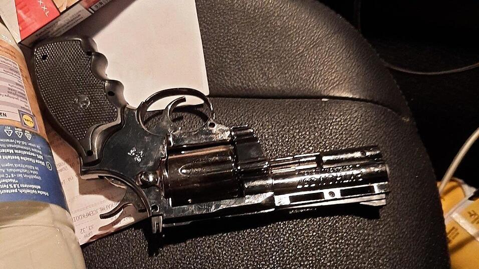 Auf dem Beifahrersitz lag die Nachbildung eines Revolvers. Auf dem Beifahrersitz lag die Nachbildung eines Revolvers.