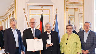 Regierungspräsident Walter Jonas (2. von links) überreichte Georg Schindlbeck (3. von links); mit im Bild Schierlings 2. Bürgermeisterin Maria Feigl (2. von rechts), der stellvertretende Landrat Willibald Hogger (rechts) und Bürgermeister Eduard Obermeier vom Bayerischen Gemeindetag (links).