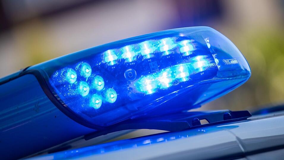 Vier Weiden wurden in Moosbach angesägt. Hinweise nimmt die Polizei entgegen. Vier Weiden wurden in Moosbach angesägt. Hinweise nimmt die Polizei entgegen.