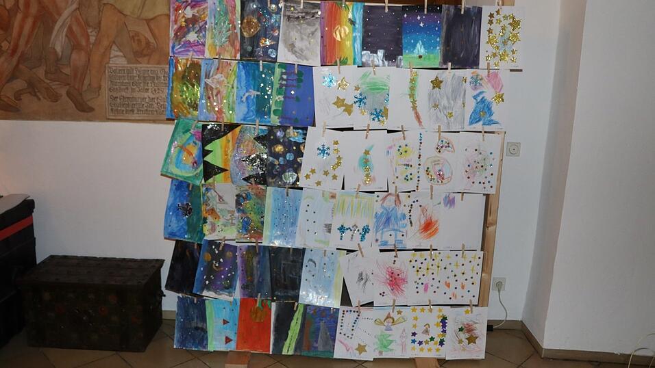 Bunt, funkelnd und weihnachtlich sehen die Werke der kleinen Künstler aus. Bunt, funkelnd und weihnachtlich sehen die Werke der kleinen Künstler aus.