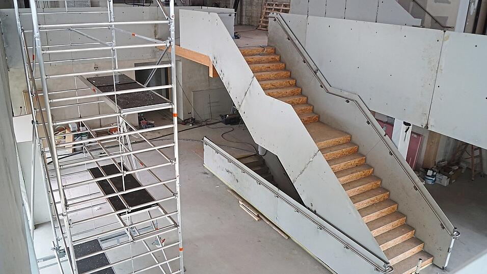 Vilstalhallen-Sanierung in Vilsbiburg: Als großes Sorgenkind bezeichnet Architekt Michael Leidl die Schlosser- und Stahlbauarbeiten. Besonders die Stahltreppe im Foyer und die Brüstungen sind immer noch nicht fertiggestellt. Vilstalhallen-Sanierung in Vilsbiburg: Als großes Sorgenkind bezeichnet Architekt Michael Leidl die Schlosser- und Stahlbauarbeiten. Besonders die Stahltreppe im Foyer und die Brüstungen sind immer noch nicht fertiggestellt.