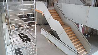 Vilstalhallen-Sanierung in Vilsbiburg: Als gro&szlig;es Sorgenkind bezeichnet Architekt Michael Leidl die Schlosser- und Stahlbauarbeiten. Besonders die Stahltreppe im Foyer und die Br&uuml;stungen sind immer noch nicht fertiggestellt.