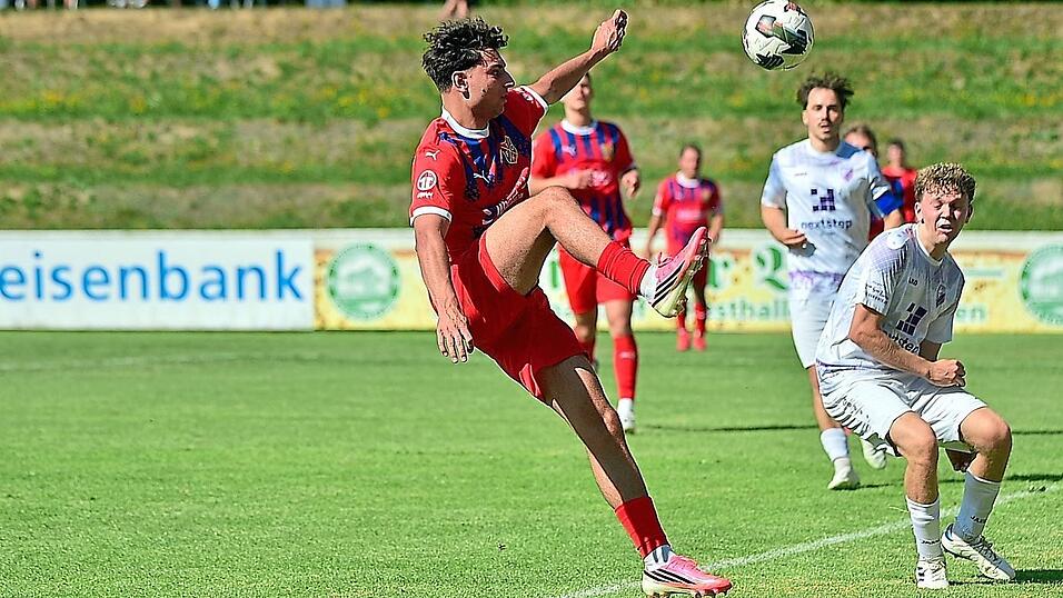 Alexander Kautz war beim 1. FC Bad Kötzting die tragische Figur. Er vergab einen Elfmeter. Alexander Kautz war beim 1. FC Bad Kötzting die tragische Figur. Er vergab einen Elfmeter.