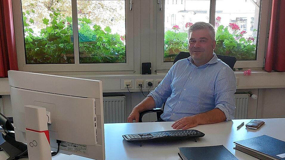 Franz Geisberger vertritt zur Zeit die Amtsgeschäfte von Bürgermeister Schmalhofer, vor ihm die Terminmappe. Franz Geisberger vertritt zur Zeit die Amtsgeschäfte von Bürgermeister Schmalhofer, vor ihm die Terminmappe.