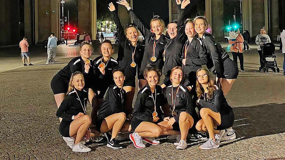Die Landauerinnen feierten ihren Titelgewinn auch vor dem Brandenburger Tor.