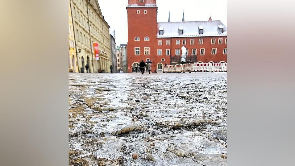 Fußgänger und Radfahrer mussten sich sehr vorsichtig fortbewegen: Der Haidplatz verwandelte sich am Mittwochvormittag in eine Eisfläche. Fußgänger und Radfahrer mussten sich sehr vorsichtig fortbewegen: Der Haidplatz verwandelte sich am Mittwochvormittag in eine Eisfläche.