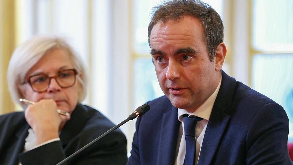 Frankreichs Premier hat die neue Regierung zur Überwindung der politischen Krise im Land aufgerufen. Frankreichs Premier hat die neue Regierung zur Überwindung der politischen Krise im Land aufgerufen.