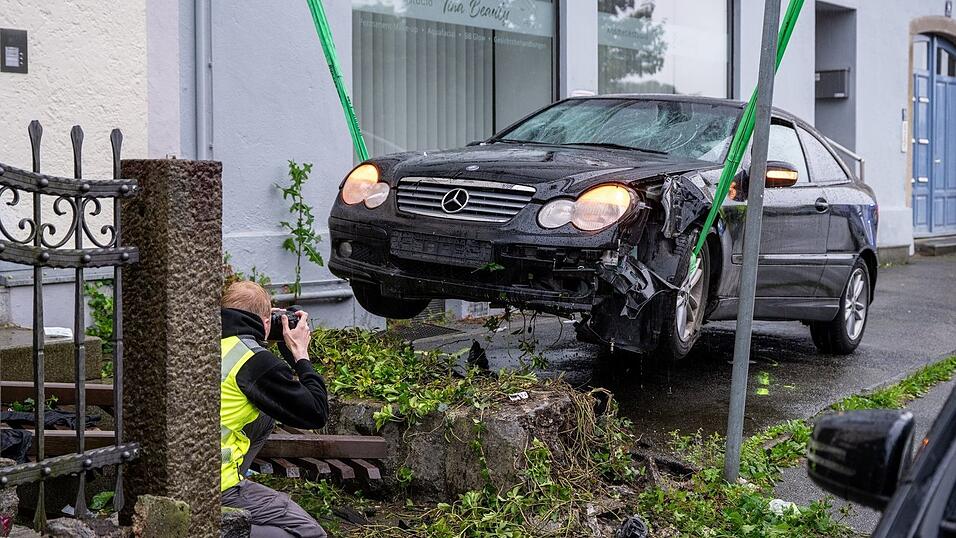 Vor dem Landgericht Passau ist ein Mann zu acht Jahren Haft verurteilt worden, weil er mit seinem Auto seine Ex-Partnerin, seine Tochter und eine Freundin seiner Ex-Partnerin angefahren hat. (Archivbild)