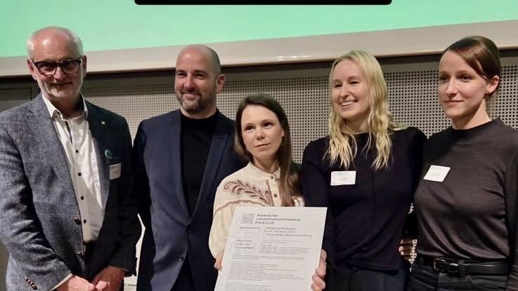 Am Freitagabend bei der Auszeichnung in M&uuml;nchen: Dietmar Lindner, Pr&auml;sident des Verbands Garten-, Landschafts- und Sportplatzbau Bayern, zusammen mit dem Planorama-Team, bestehend aus Fabian Karle, Monika Zuber, Charlotte Graffunder und Dana Synnatschke (von links).
