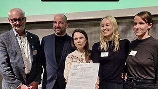 Am Freitagabend bei der Auszeichnung in M&uuml;nchen: Dietmar Lindner, Pr&auml;sident des Verbands Garten-, Landschafts- und Sportplatzbau Bayern, zusammen mit dem Planorama-Team, bestehend aus Fabian Karle, Monika Zuber, Charlotte Graffunder und Dana Synnatschke (von links).