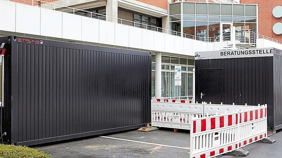 In Containern neben der Notaufnahme kommt das Corona-Testzentrum an der Uniklinik Regensburg unter. 250 begr&uuml;ndete Verdachtsf&auml;lle werden hier t&auml;glich getestet.