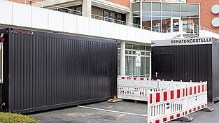 In Containern neben der Notaufnahme kommt das Corona-Testzentrum an der Uniklinik Regensburg unter. 250 begr&uuml;ndete Verdachtsf&auml;lle werden hier t&auml;glich getestet.