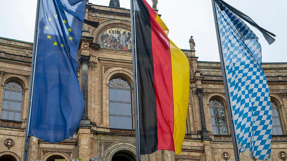 Zum Zeichen der Trauer um Papst Franziskus waren am Tag der Beisetzung des Kirchenoberhaupts die Fahnen vor den staatlichen Dienstgebäuden mit schwarzem Trauerflor versehen. Zum Zeichen der Trauer um Papst Franziskus waren am Tag der Beisetzung des Kirchenoberhaupts die Fahnen vor den staatlichen Dienstgebäuden mit schwarzem Trauerflor versehen.