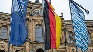 Zum Zeichen der Trauer um Papst Franziskus waren am Tag der Beisetzung des Kirchenoberhaupts die Fahnen vor den staatlichen Dienstgebäuden mit schwarzem Trauerflor versehen.
